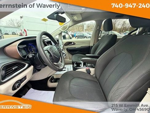 Used 2017 Chrysler Pacifica Touring Plus w/ Security Group image 8