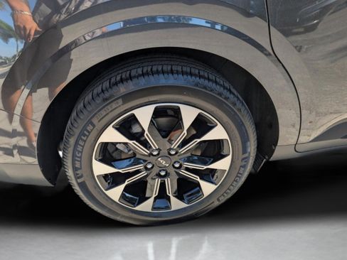 Certified 2023 Kia Carnival EX image 24