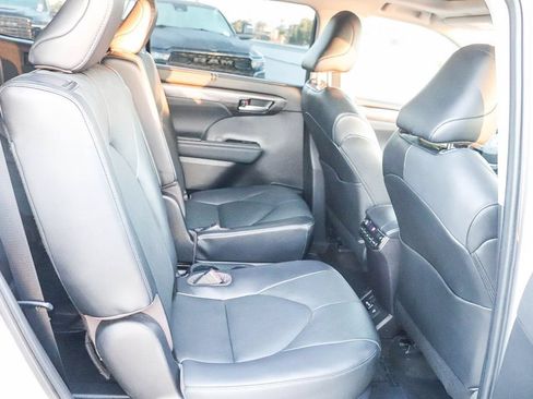 Used 2023 Toyota Highlander Platinum FWD image 19