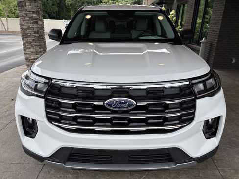 Used 2025 Ford Explorer Active w/ Active Comfort Package AWD/4WD image 3