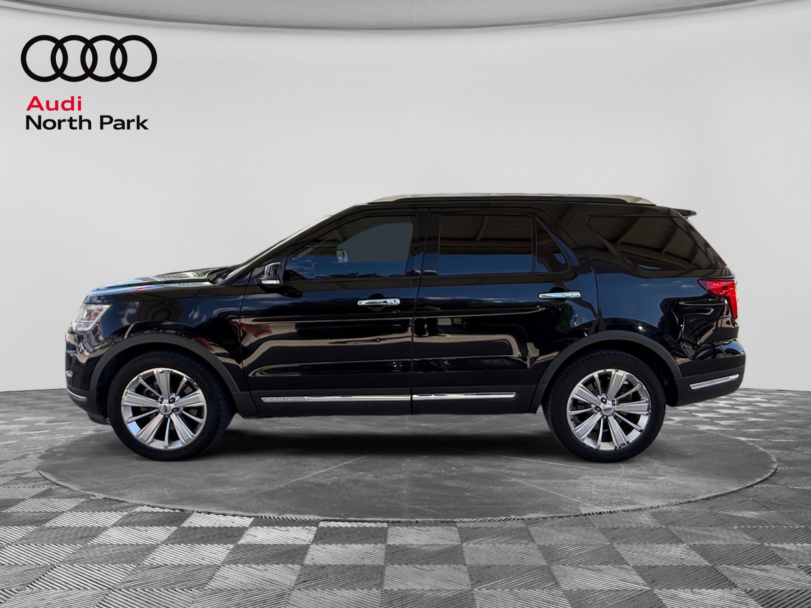 Used 2019 Ford Explorer Limited w/ Class III Trailer Tow Package FWD image 2