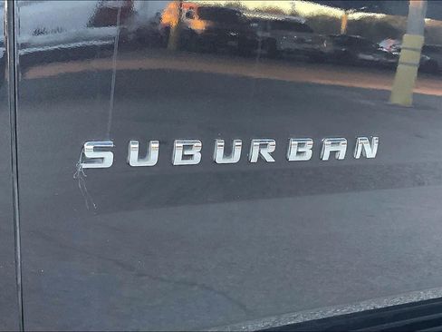 Used 2018 Chevrolet Suburban LT image 31