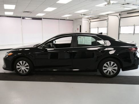 Used 2022 Toyota Camry LE image 3