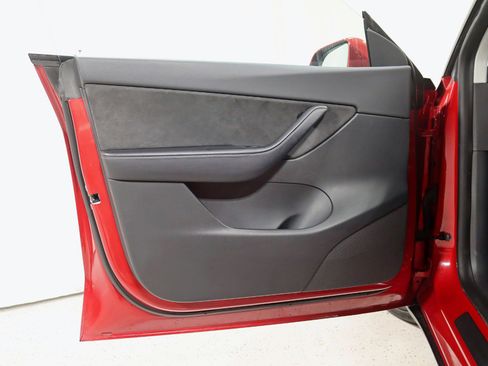 Used 2021 Tesla Model Y Long Range image 33