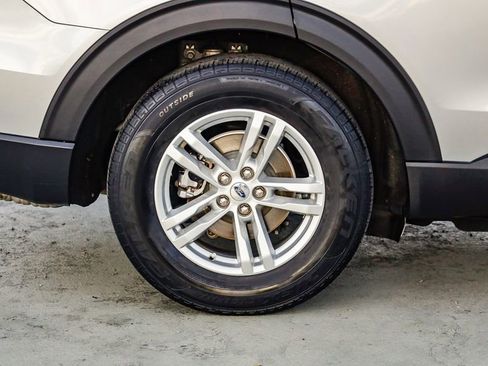 Used 2020 Ford Explorer XLT image 11