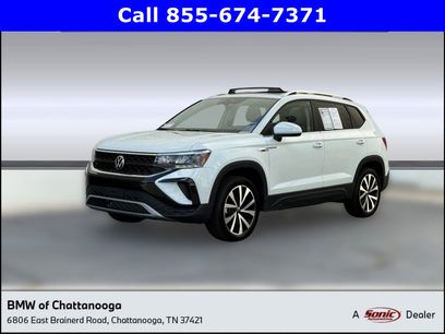 Used 2024 Volkswagen Taos SE w/ Panoramic Sunroof Package