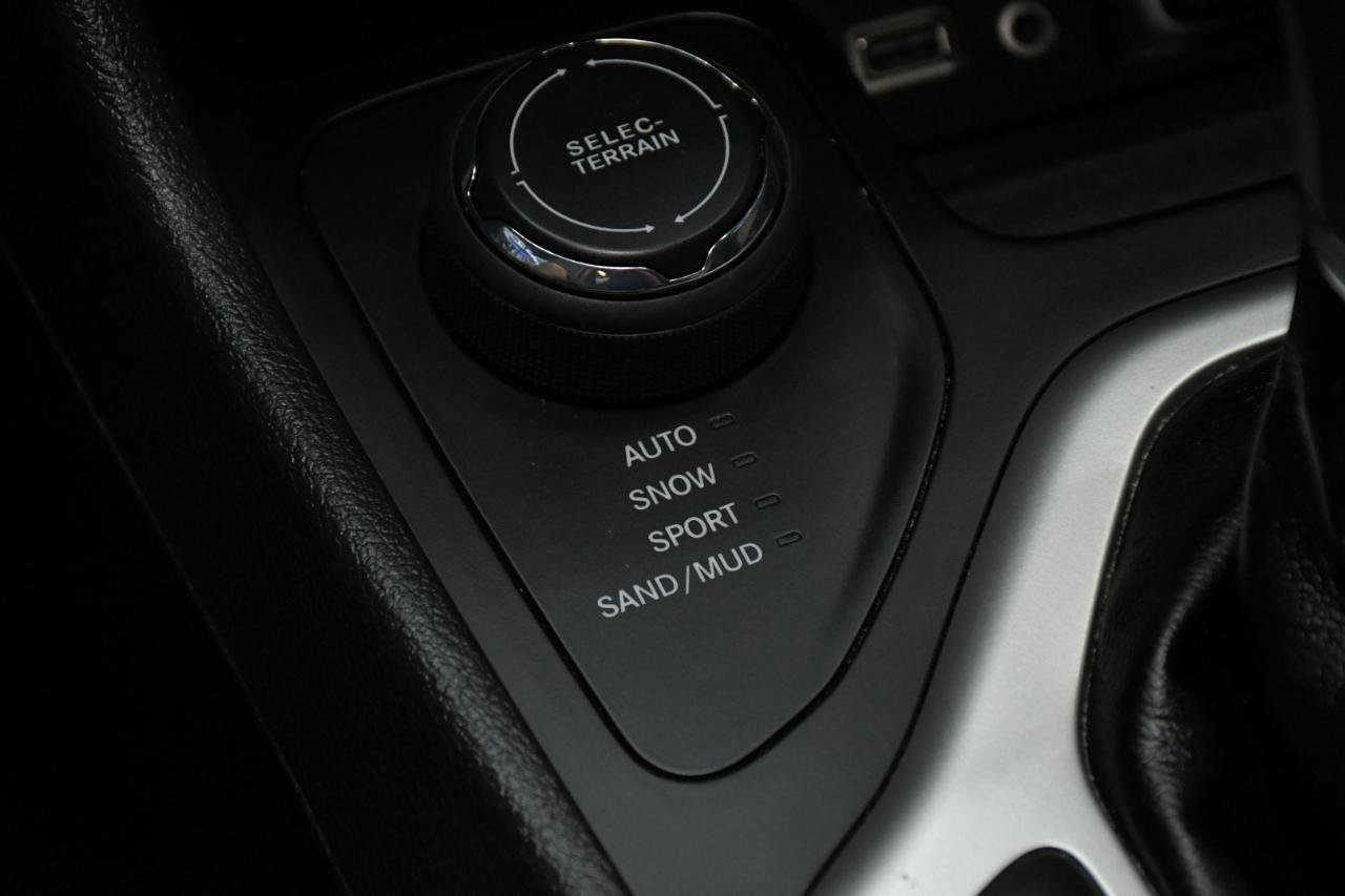 Used 2016 Jeep Cherokee Limited AWD/4WD image 24