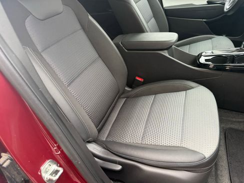 Used 2025 Chevrolet Trax LT w/ LT Convenience Package image 8