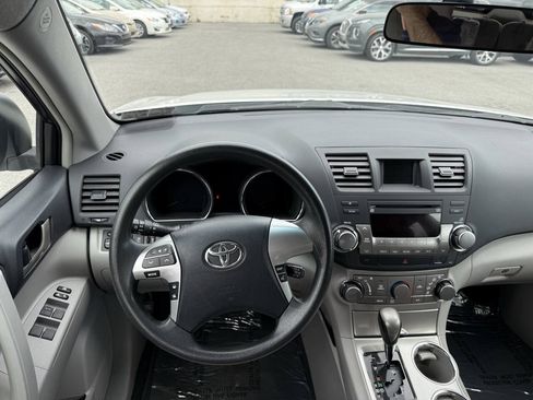 Used 2011 Toyota Highlander 4WD w/ Tech Pkg image 16