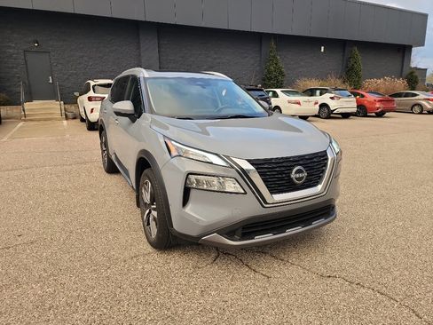 Used 2023 Nissan Rogue SL w/ SL Premium Package image 9