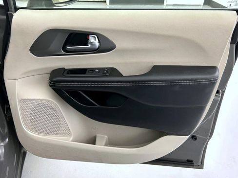 Certified 2022 Chrysler Pacifica Touring-L FWD image 16