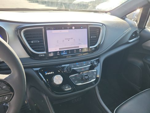 Used 2025 Chrysler Pacifica Limited image 12