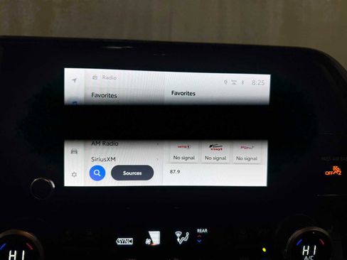 Used 2023 Toyota Highlander XLE image 32