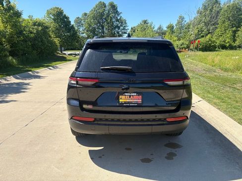 Used 2023 Jeep Grand Cherokee Limited w/ Black Appearance Package AWD/4WD image 8