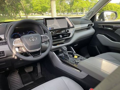 Used 2025 Toyota Highlander Platinum AWD/4WD image 3