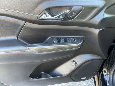 Used 2023 GMC Acadia SLT w/ Elevation Edition image 16