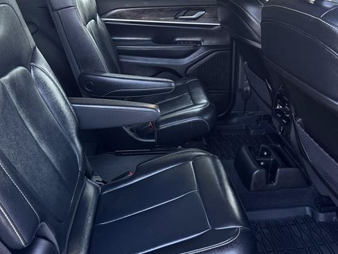 Used 2023 Jeep Grand Cherokee L Limited w/ Black Appearance Package AWD/4WD image 38