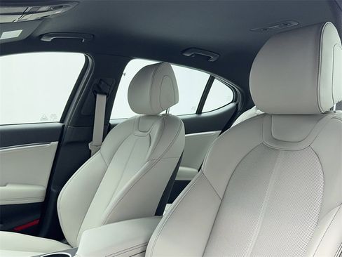 Used 2025 Genesis G70 2.5T image 37