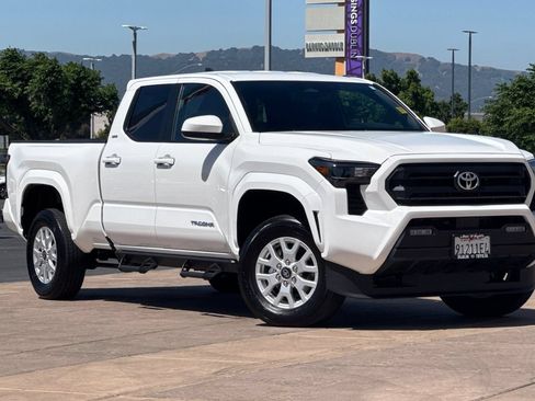Used 2025 Toyota Tacoma SR5 AWD/4WD image 2