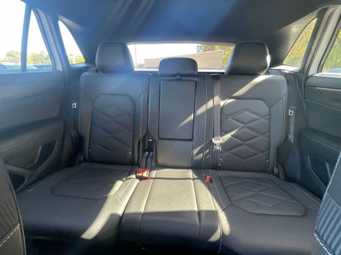 Used 2025 Volkswagen Atlas Cross Sport SE image 34