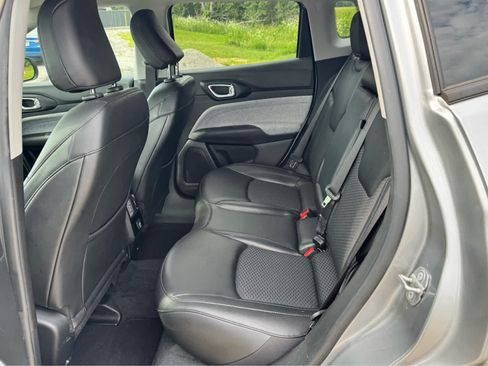 Used 2022 Jeep Compass Latitude AWD/4WD image 37