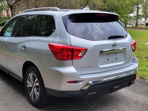 Used 2020 Nissan Pathfinder SV image 5