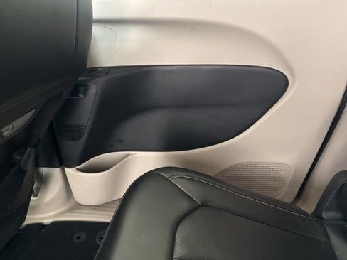 Used 2023 Chrysler Pacifica Touring-L image 33