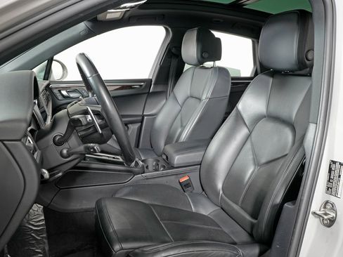 Used 2023 Porsche Macan Turbo image 5