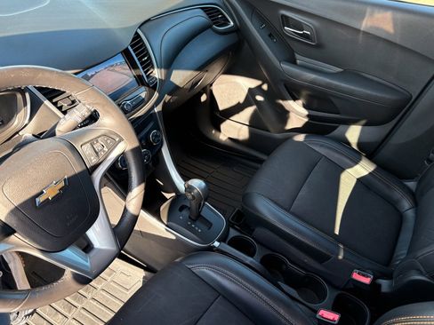 Used 2020 Chevrolet Trax LT w/ LT Convenience Package image 16