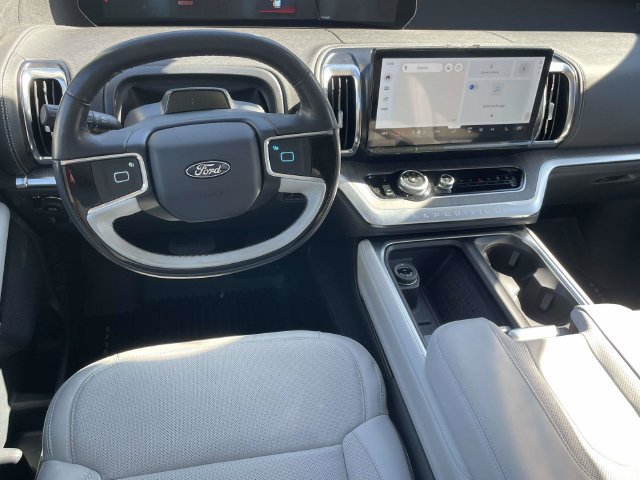Used 2025 Ford Expedition Max Platinum w/ Platinum Ultimate Package AWD/4WD image 3