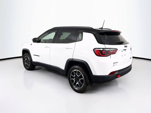 Used 2024 Jeep Compass Trailhawk w/ Trailhawk Convenience Group AWD/4WD image 5