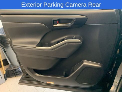 Used 2023 Toyota Highlander L image 10
