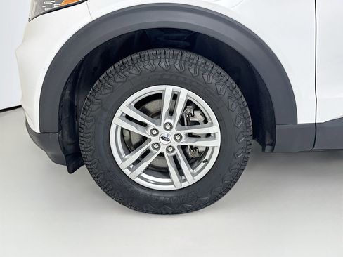 Used 2023 Ford Explorer XLT AWD/4WD image 32