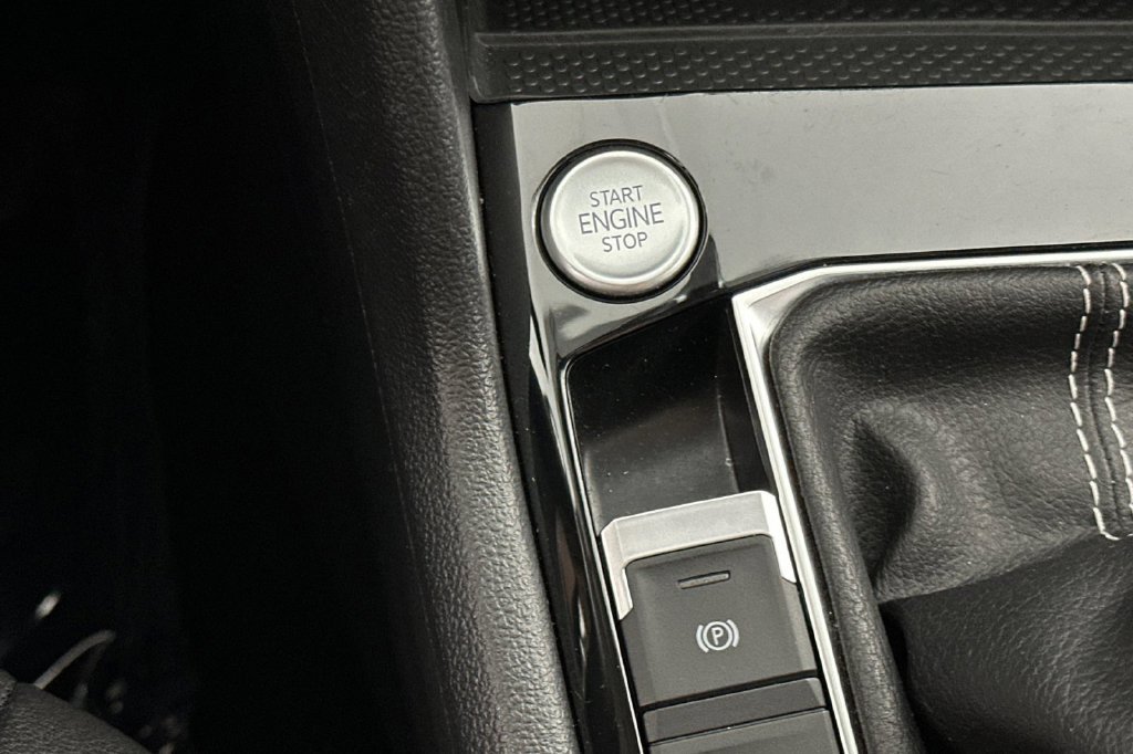 Used 2024 Volkswagen Taos SE w/ Panoramic Sunroof Package FWD image 26