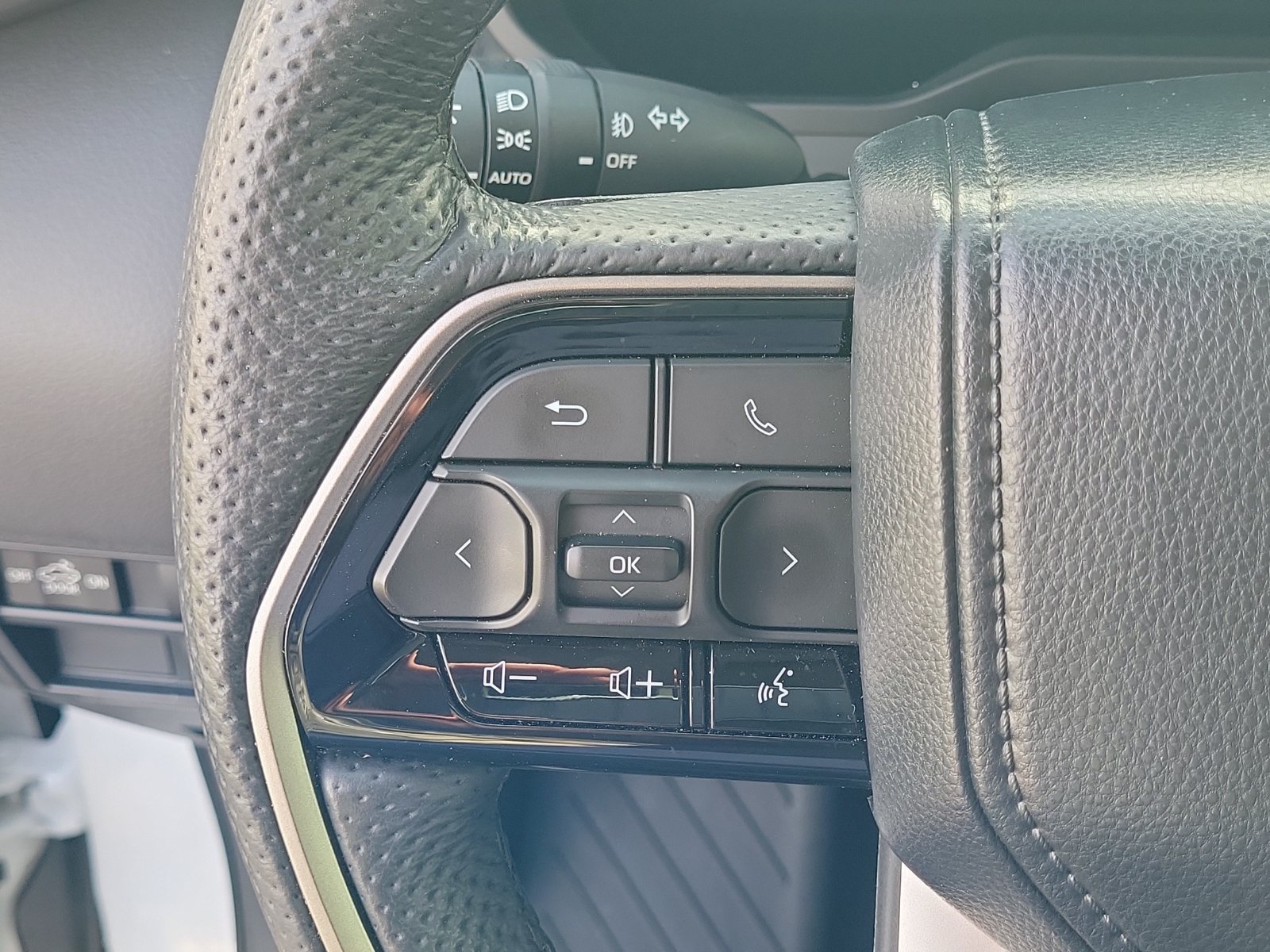 Used 2024 Toyota Tundra Limited w/ Power Package RWD image 18