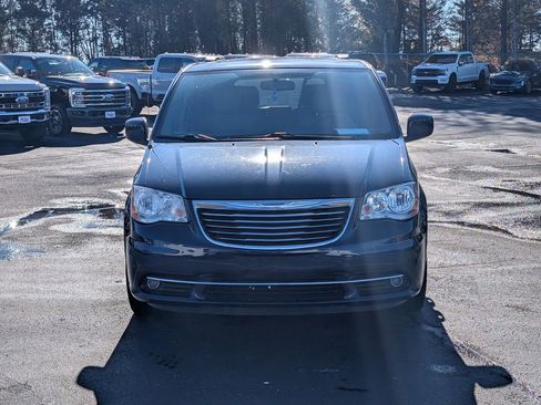 Used 2016 Chrysler Town & Country Touring image 5