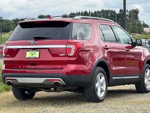 Used 2016 Ford Explorer XLT w/ Equipment Group 202A image 4