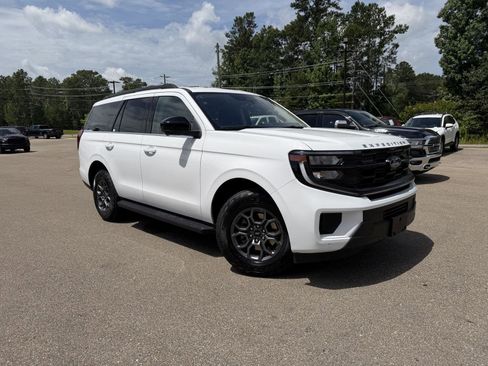 Used 2025 Ford Expedition Active AWD/4WD image 3
