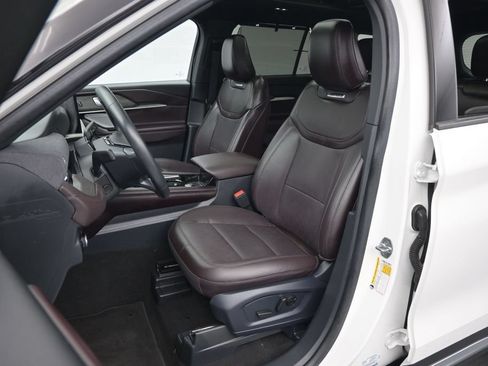 Used 2025 Ford Explorer Platinum RWD image 19