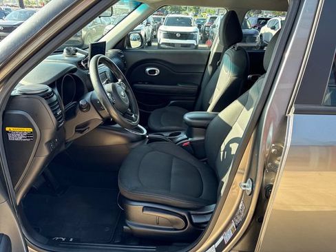 Used 2017 Kia Soul + FWD image 9