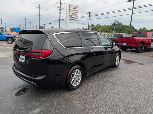 Used 2025 Chrysler Pacifica Select FWD image 5