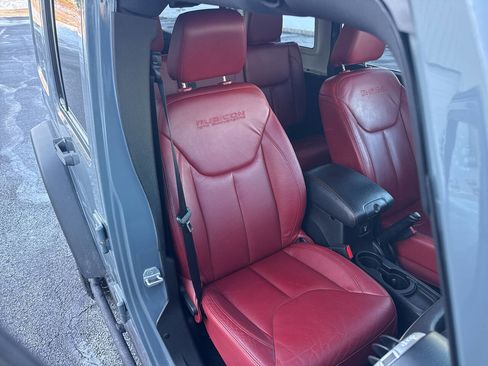 Used 2013 Jeep Wrangler Unlimited Rubicon image 26
