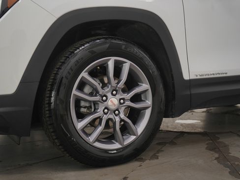 Used 2024 GMC Terrain SLT image 31