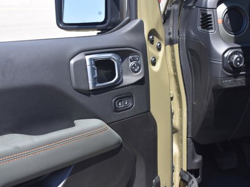 Used 2025 Jeep Gladiator Mojave image 21