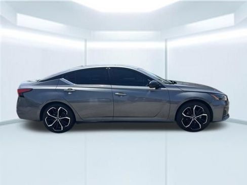 Used 2025 Nissan Altima 2.5 SR FWD image 5