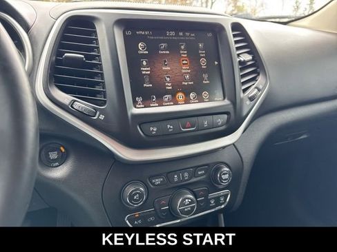Used 2017 Jeep Cherokee Overland w/ Technology Group FWD image 13
