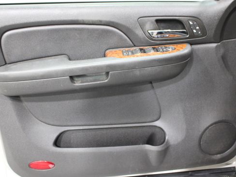 Used 2007 Chevrolet Suburban LT w/ LT Preferred Equipment Group image 6