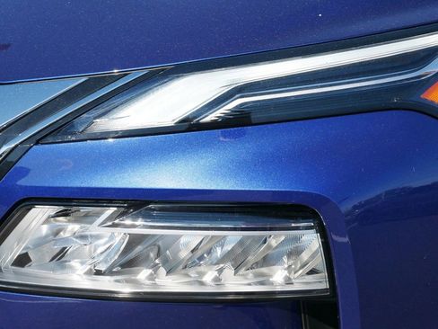 Used 2021 Nissan Rogue Platinum image 5