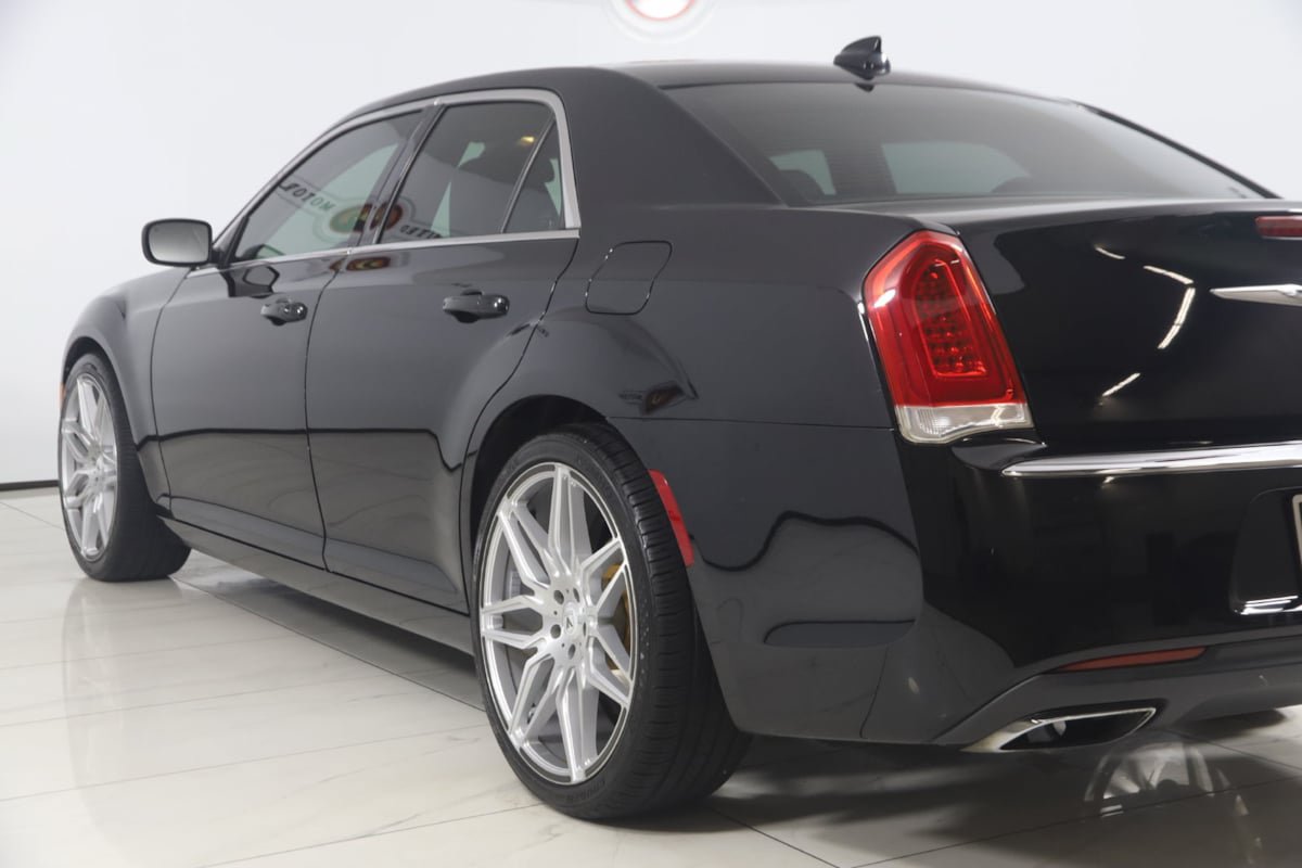 Used 2015 Chrysler 300 Limited RWD image 21