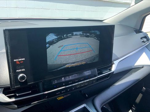 Used 2025 Toyota Sienna XLE FWD image 26